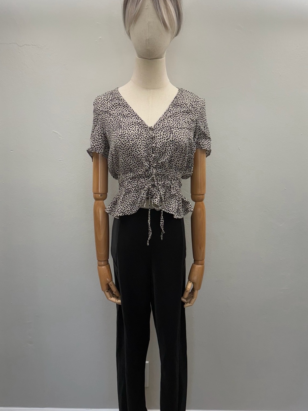 H&M Cream Black Abstract Print Peplum Blouse Women’s US 2 V-Neck